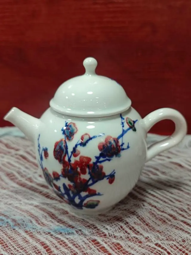 景德镇手绘青花釉里红梅花图案球孔茶壶