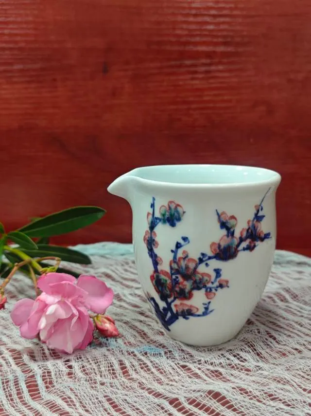 景德镇全手绘青花釉里红《梅花三弄》公道杯