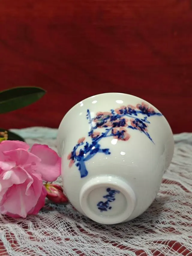 景德镇全手绘青花釉里红《梅花三弄》品茗杯