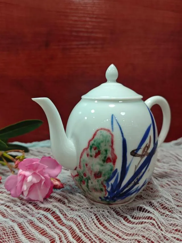 景德镇高温全手绘青花釉里红兰花球孔茶壶
