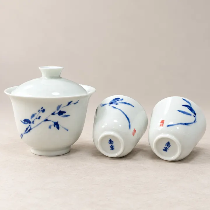 Clivia · Blue-and-white Gaiwan Set