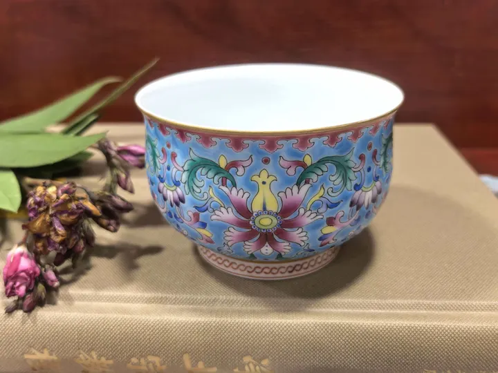 景德镇蓝地珐琅彩缠枝宝相花描金主人杯