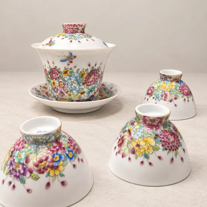 Flowers & Butterflies · Famille-rose Gaiwan Set