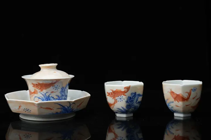 青花斗矾红描金鱼方型套系