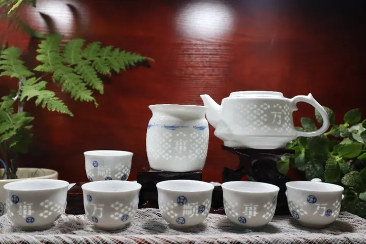 万事顺铜钱纹玲珑茶具