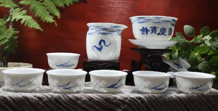 全手绘青花玲珑吉庆有鱼茶具