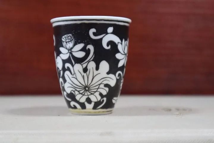 柴窑剔花闻香杯