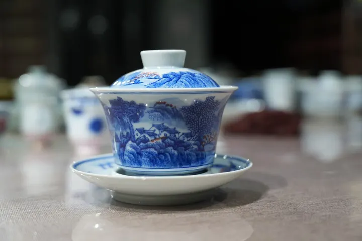 全手绘青花山水盖碗