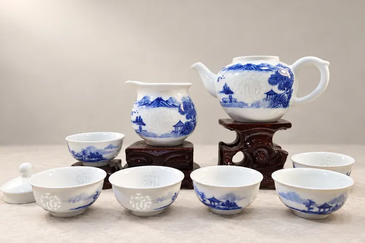 Blue-and-white Rice-grain 8-piece Tea Set