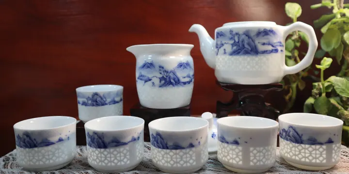手绘青花玲珑山水画套组茶具