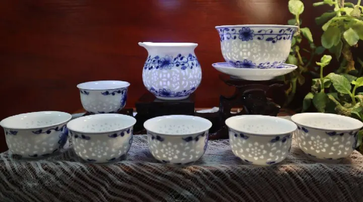 手绘青花玲珑缠枝莲套组茶具