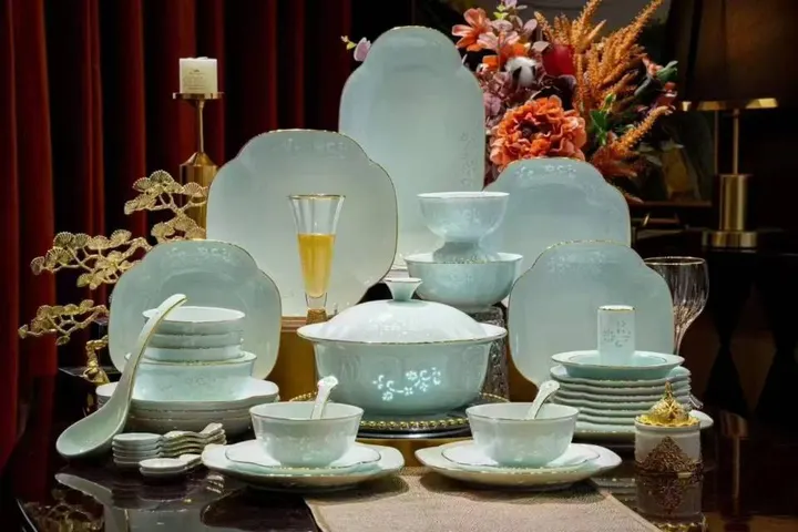 景德镇青釉玲珑金边58头高温餐具