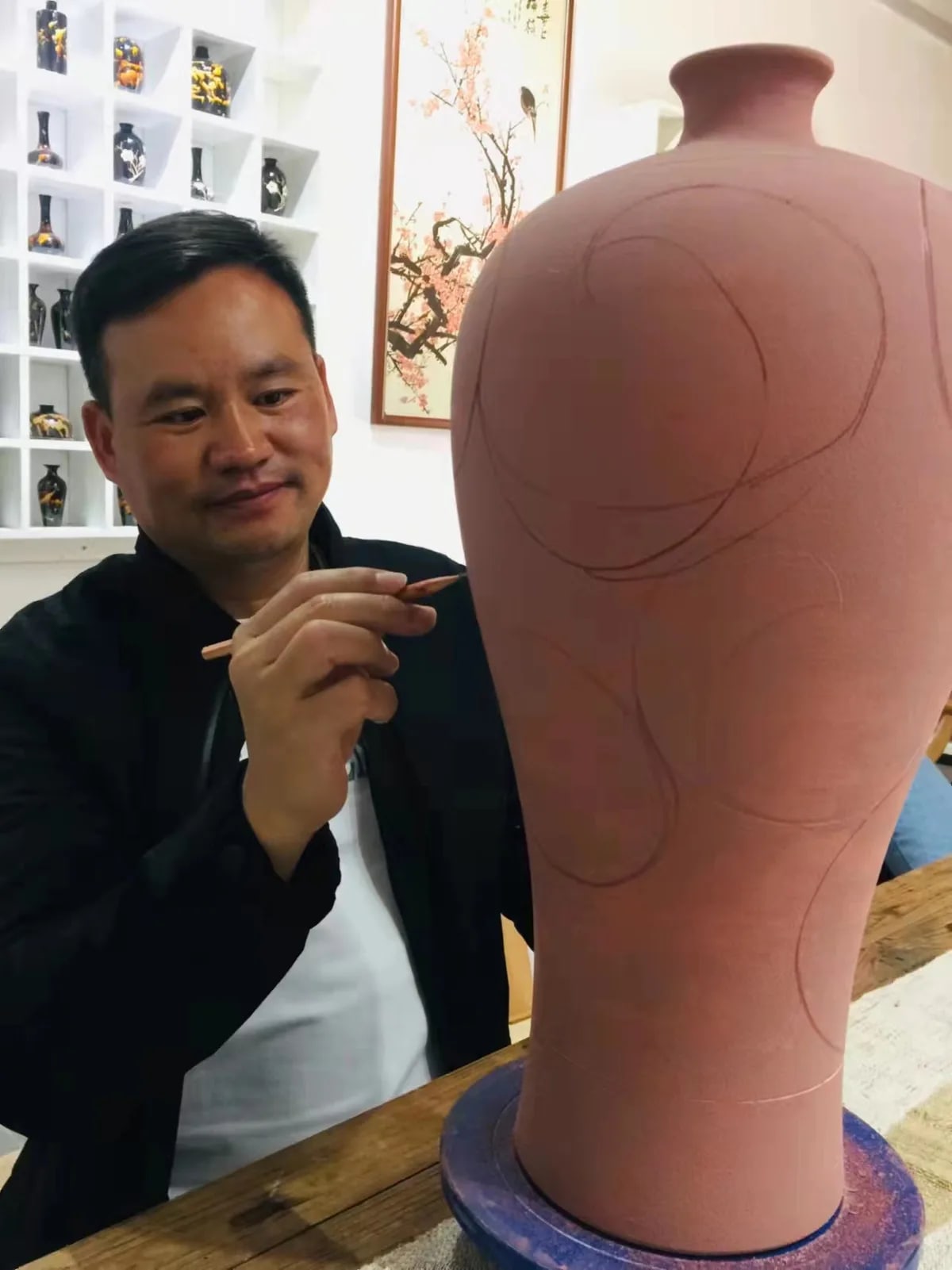Yu Zhinan working on a ceramic piece